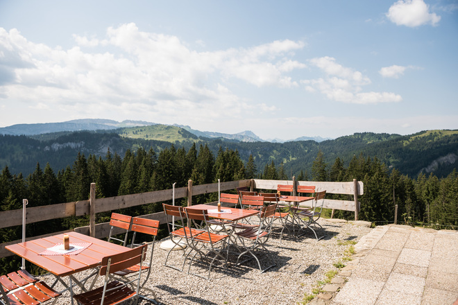Genießen Sie die Sonne auf der Sonnenterrasse der Mittelalpe