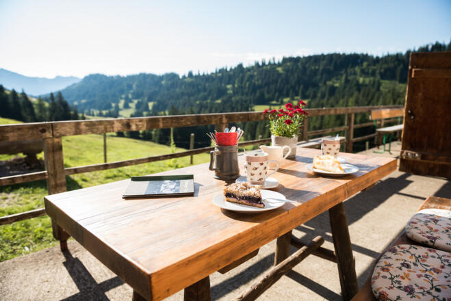 Kuchengenuss auf der Sonnenterrasse der Freiburger Alpe im Lochbachtal bei Obermaiselstein