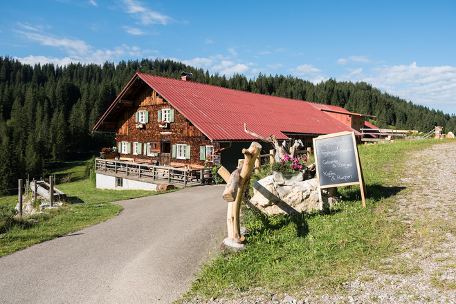 Brotzeit, Getränke, Kaffee und Kuchen auf der Freiburger Alpe im Lochbachtal