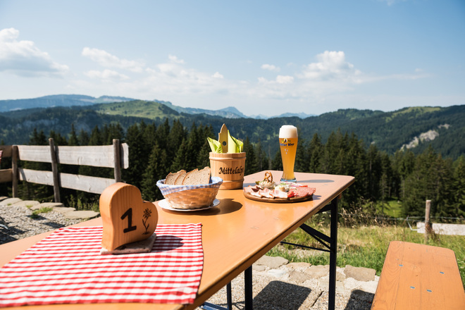 Genießen Sie eine kleine Stärkung mit einem grandiosem Blick auf der Mittelalpe