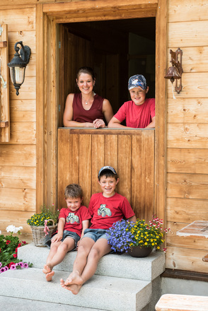 Die Älpler Carina Weber und ihre Söhne Roman, Kilian und Linus auf der Alpe Hörnle bei Obermaiselstein