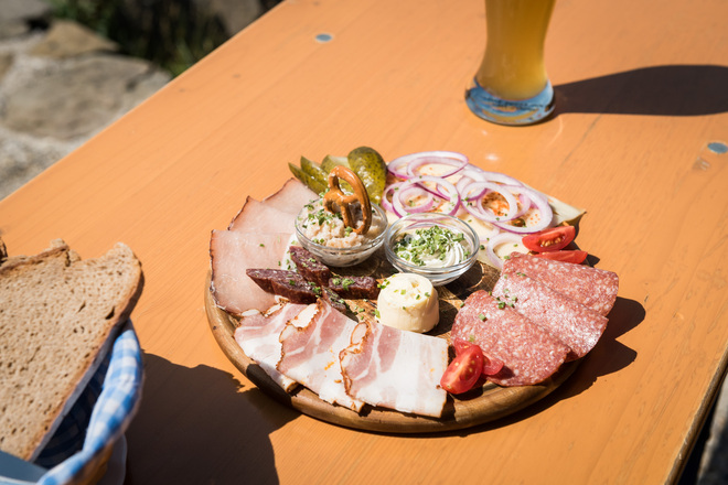 Lassen Sie sich mit einer leckeren Brotzeit auf der Mittelalpe verwöhnen