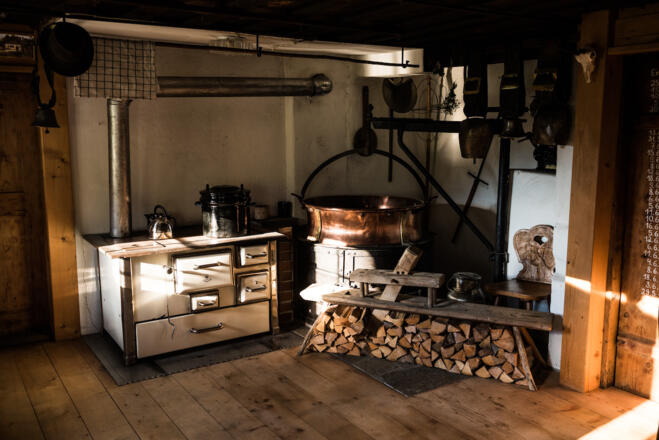 Gemütliche und urige Stube in der Hütte der Freiburger Alpe im Lochbachtal bei Obermaiselstein