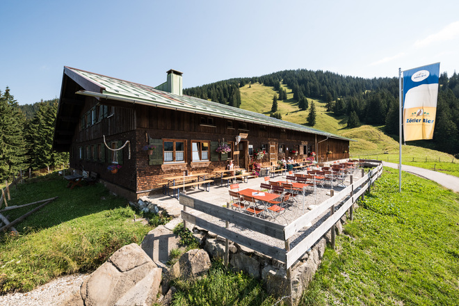 Die Sonnenterrasse der Mittelalpe lädt zum Verweilen nach einer Wanderung ein