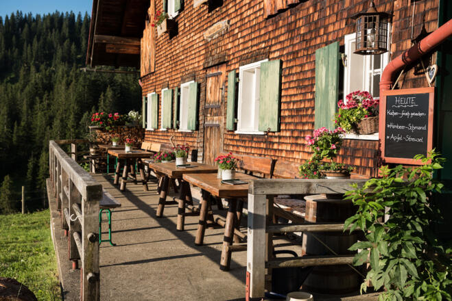 Gemütliche Sonnenterrasse auf der Freiburger Alpe im Lochbachtal bei Obermaiselstein