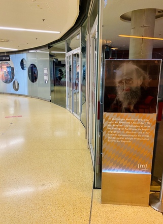 Kurt Eisner Stele im Mathäser