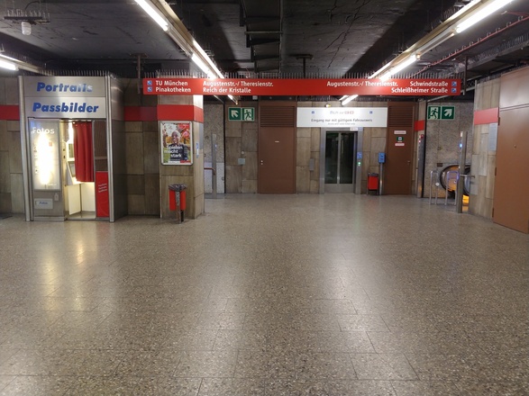 Ausgang von der U-Bahn Station Richtung Café Vorhoelzer: TU München