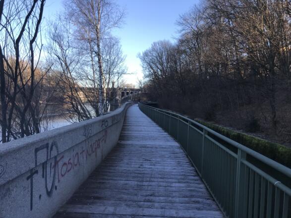 Weg direkt auf der Isar in Richtung Maximilaneum