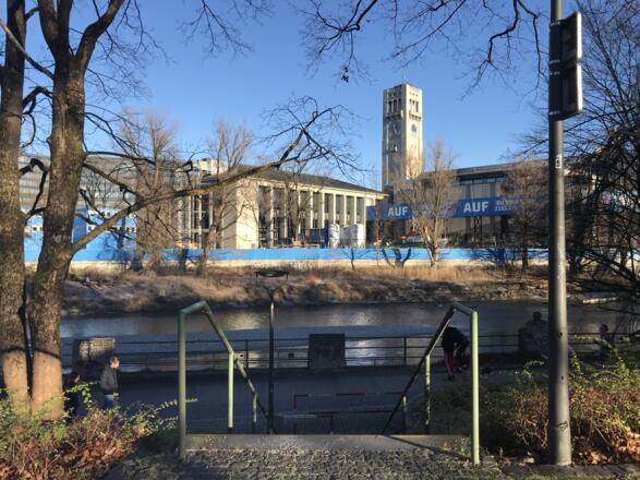 Treppe zum Isarufer mit Blick auf das Deutsche Musuem
