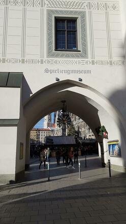 Bogen des Alten Rathauses/Spielzeugmuseums