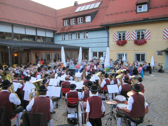 Standkonzert vor dem "Goldenen Adler"