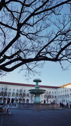 Professor-Huber-Platz an der LMU im Winter
