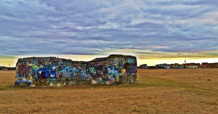Die Münchner Panzermauer mit Blick auf die Skyline der Dülferstraße