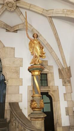 Statue im Innenhof des Rathauses 