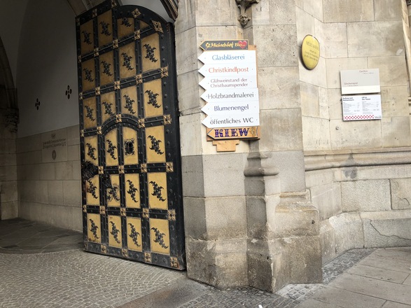 Eingang zum Turm des Neuen Rathauses