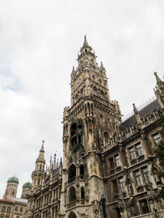 Neues Rathaus- im Hintergrund die Frauenkirche