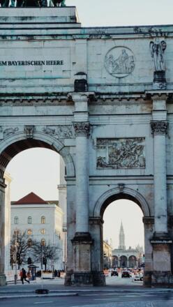 Siegestor München im Winter Blick bis zum Odeonsplatz