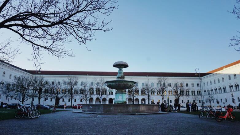 Professor-Huber-Platz an der LMU München Panorama