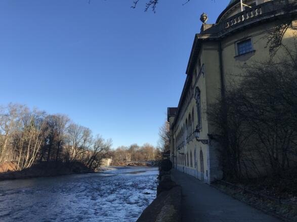 Blick auf die Isar und Müllersches Volksbad