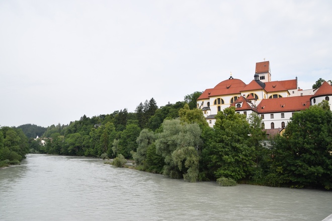 Blick von der Theresienbrücke auf das ehemalige Kloster St. Mang