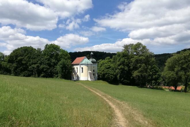 Blick zur Frauenbergkapelle beim Kloster Weltenburg