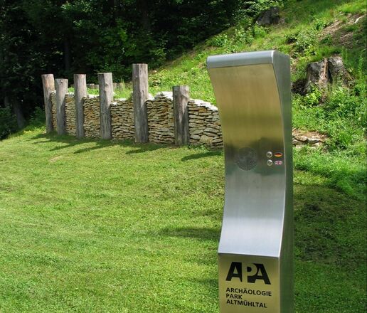 Nachbau einer keltischen Mauer und Hörpunkt bei der Befreiungshalle in Kelheim