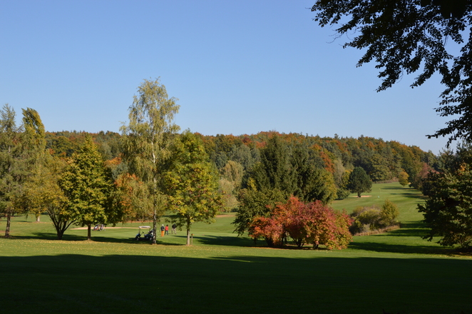 Golfplatz in idyllischer Natur