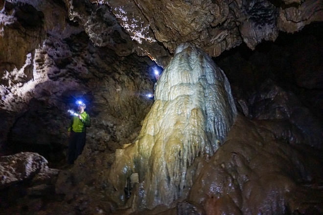 In der riesigen Halle der Schönsteinhöhle
