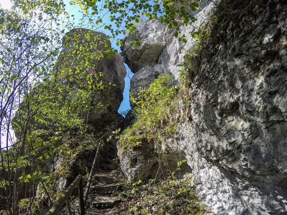 Alpin anmutender Steig oberhalb von Streitberg