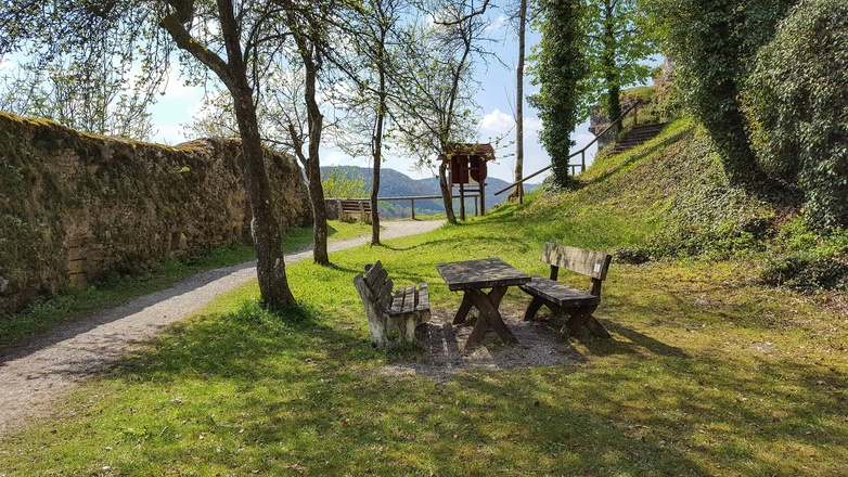 Auf dem schönen Burggelände der Burg Streitberg