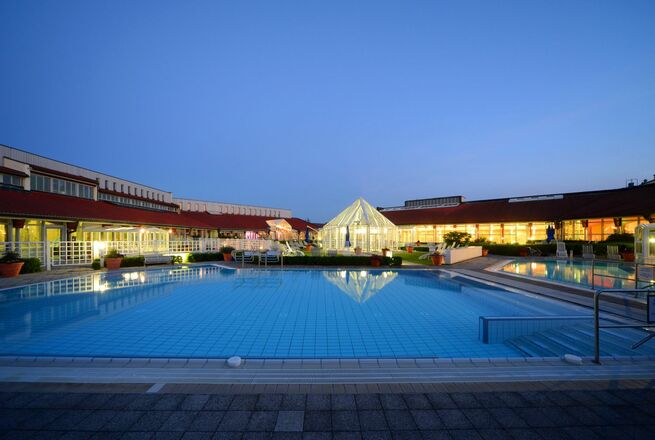 Limes-Therme bei Nacht im Kurort Bad Gögging im Hopfenland Hallertau