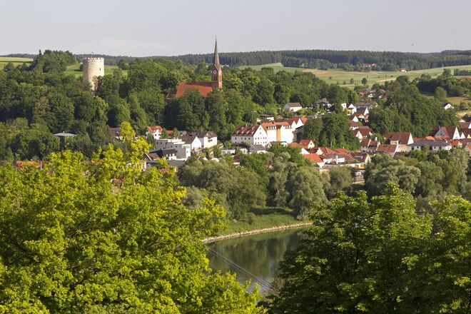 Blick auf Bad Abbach mit Heinrichsturm und Kirche