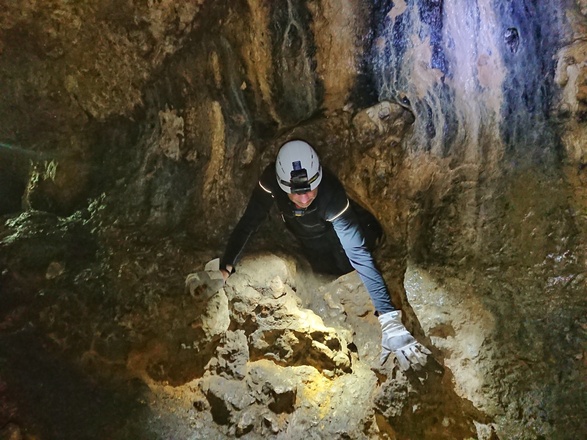 Kriechpassage zur See-Spalte in der Brunnsteinhöhle