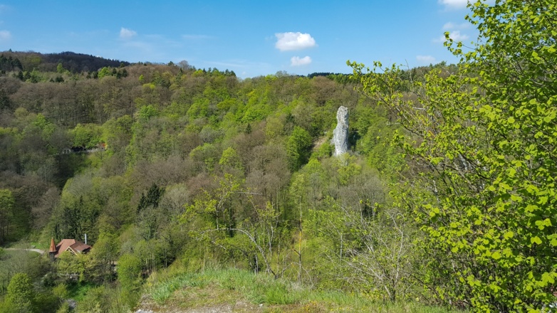 Der markante Kletterfelsen Schauertaler Turm nahe der Binghöhle