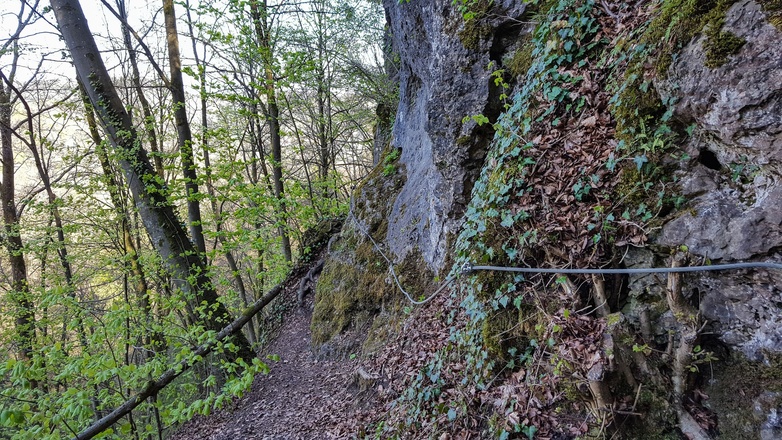 Die seilversicherte Passage zum linken Teil der Neideckgrotte