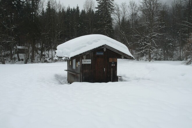 Impressionen neben der Loipe - verschneite Hütte
