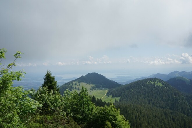 Blick von der Hochries in Richtung Chiemsee und Riesenalmen