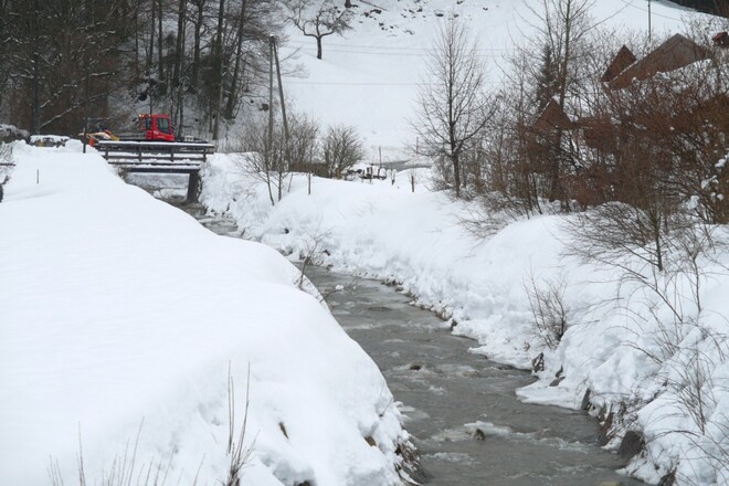Loipenspurgerät präpariert die Prientalloipe