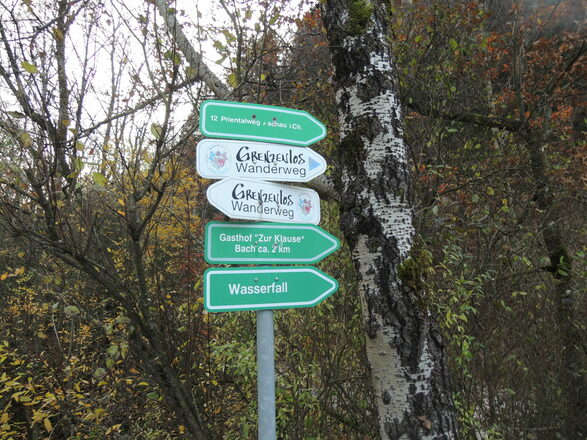 Wegweiser zum Wasserfall