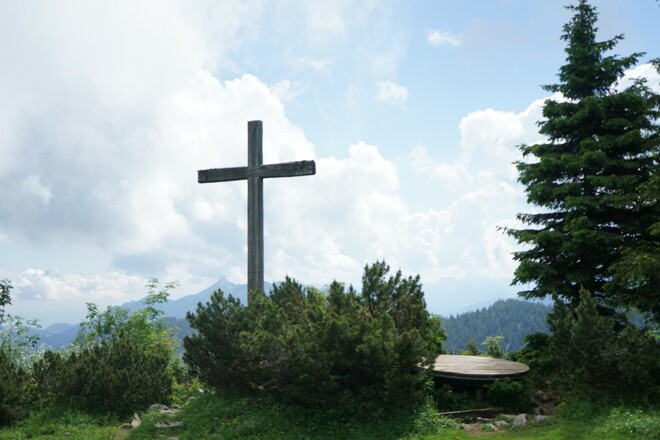 Gipfelkreuz unterhalb der Hochries in Richtung Süden