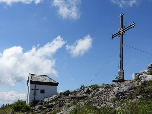 Das neue Gipfelkreuz am Spitzstein mit Kapelle