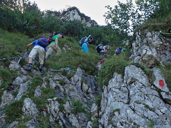 Eine Wandergruppe im Nordwandsteig