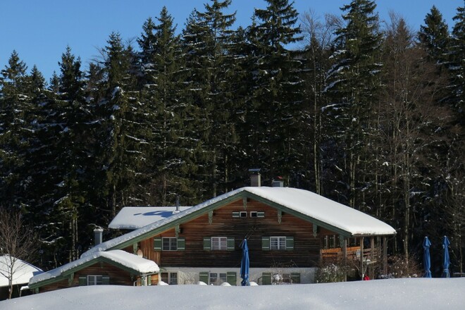 Verschneite Frasdorfer Hütte im Winter