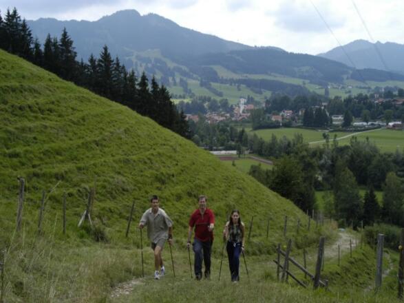 Am Abstieg von Schneidbach zum Sportplatz in Nesselwang