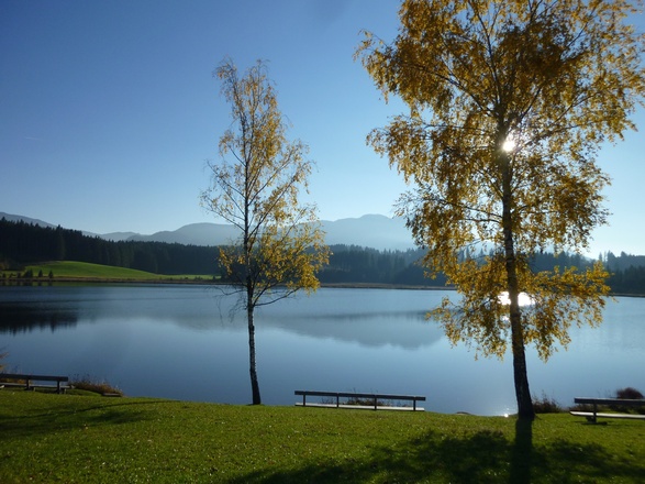 Herbststimmung am Attlesee bei Nesselwang im Allgäu