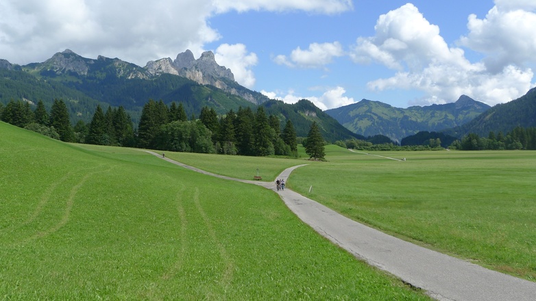 Blick auf ROTE FLÜH + rechts der HAHNENKAMM
