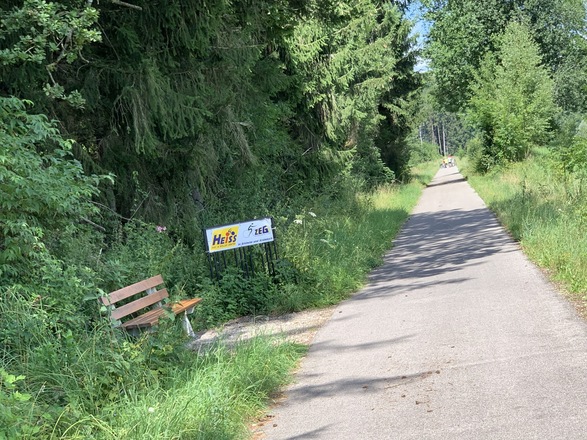Bank mit Fahrradständer am DB-Günztalradweg