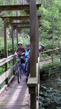 Schmale Brücke (Steg) über den Schneidbach