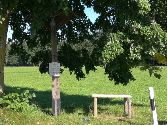 Kreuz mit Bank Richtung Stephansried