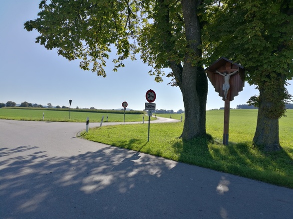 Abzweigung nach Attenhausen mit Wegkreuz